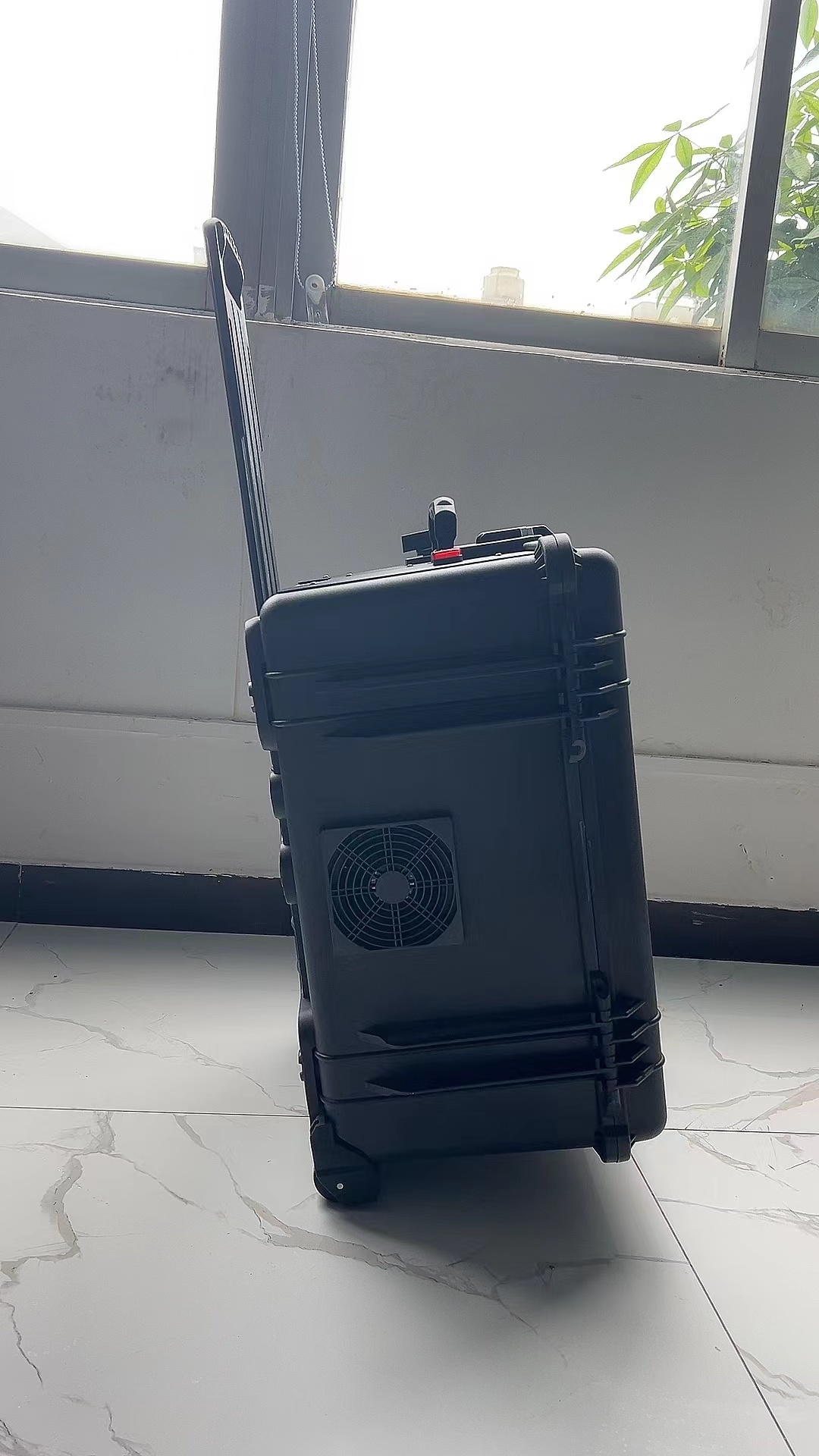 乌恰手拉箱型移动通信干扰器